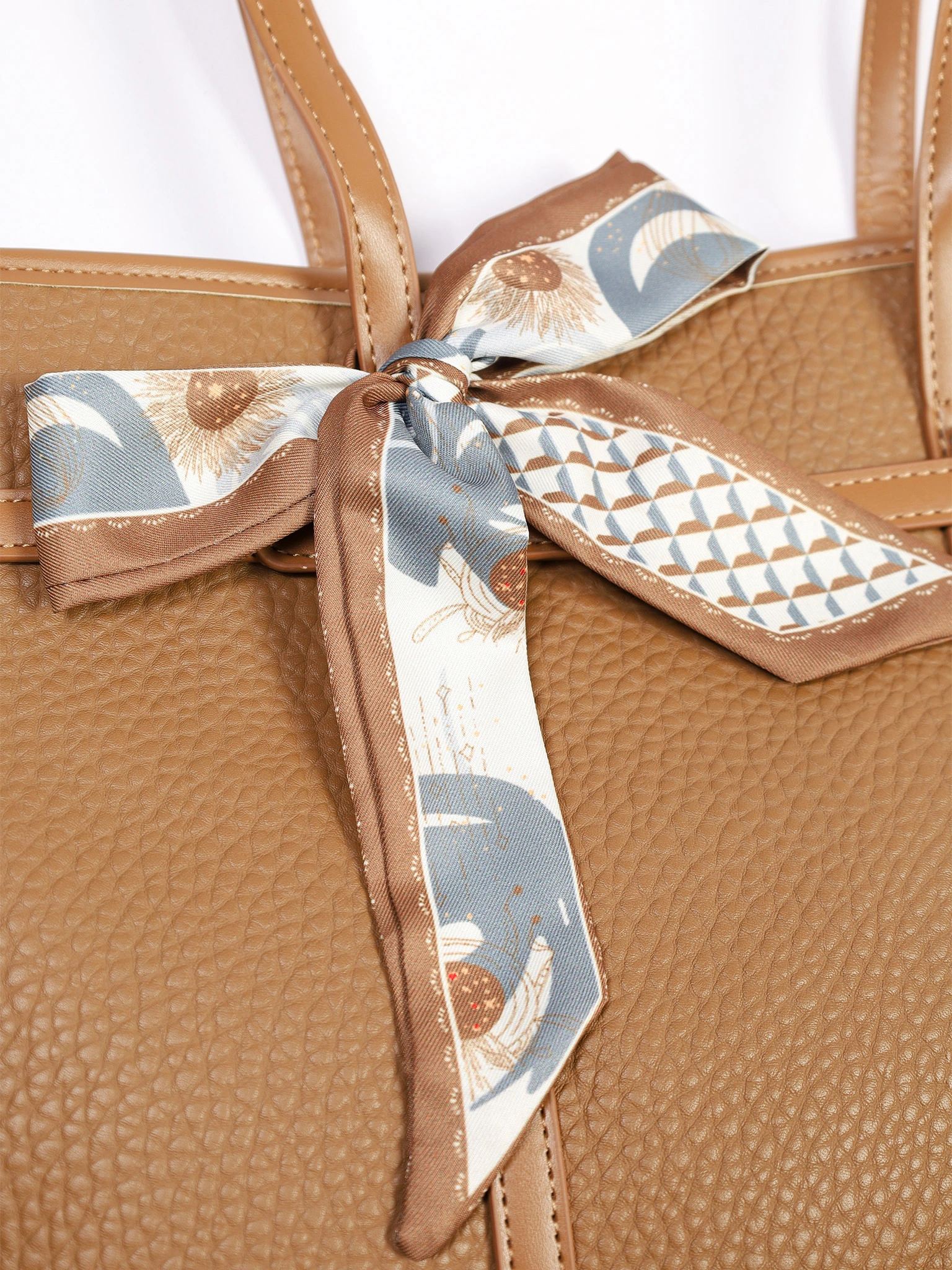 Сумка-тоут с контрастными ручками и ремешком с пряжкой в ассортименте